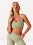 [women] Avalon is wearing M