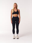 [women] Avalon is wearing S