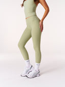 [women] Jacinta is wearing XS