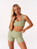 [women] Avalon is wearing XS