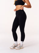 [women] V Back Invisible Scrunch Leggings Black, front detail