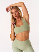 [women] Avalon is wearing S