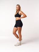 [women] Avalon is wearing S