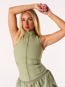[women] Avalon is wearing S