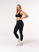 [women] Avalon is wearing S