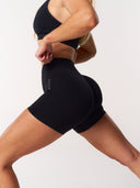 [women] Avalon is wearing S