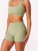 [women] Avalon is wearing XS