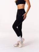 [women] V Back Invisible Scrunch Leggings Black, three-quarter detail