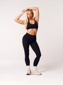 [women] Avalon is wearing S