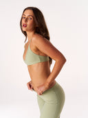 [women] Jacinta is wearing XS