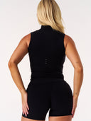 [women] Avalon is wearing XS