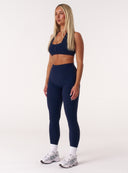 [women] Avalon is wearing S
