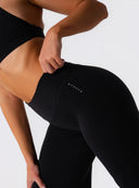 [women] Avalon is wearing size XS