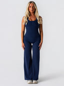 [women] Avalon is wearing S